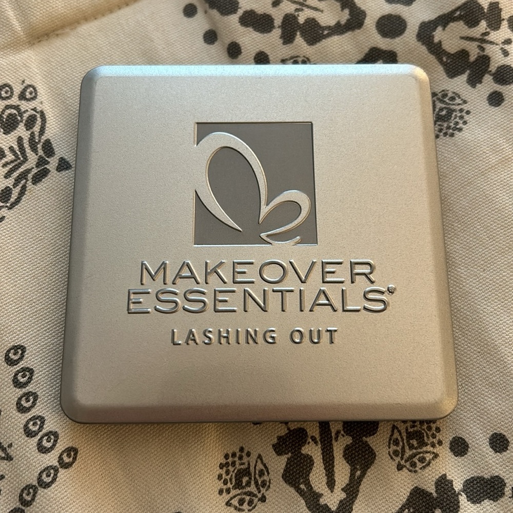 Makeover Essentials Lashing Out Kit - Picture 3 of 6